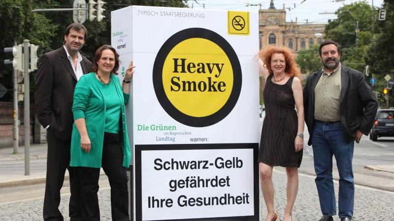 Der Fraktionsvorsitzende der Grünen, Sepp Daxenberger, die gesundheitspolitische Sprecherin Theresa Schopper, die Fraktionsvorsitzende Margarete Bause und der Vorsitzende des Ausschusses für Umwelt und Gesundheit, Christian Magerl protestieren 2009 gegen die Lockerung des Nichtraucheschutzes in Bayern.