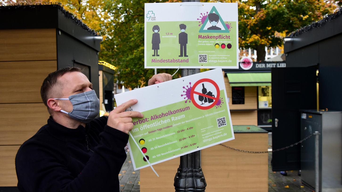 Am Montag wurden in Fürth Schilder montiert, mit denen die Stadt auf die aktuellen Regelungen zum Maskentragen und zum Alkoholverbot hinweist. 