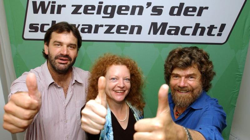 Der Südtiroler Bergsteiger und Europaabgeordneter Reinhold Messner (rechts) kandierte 2004 auf der Liste der deutschen Grünen von Bayern aus für's Europaparlament. Sepp Daxenberger (links) und Margarete Bause (Mitte) warben 2003 mit dem Extrembergsteiger um Stimmen.