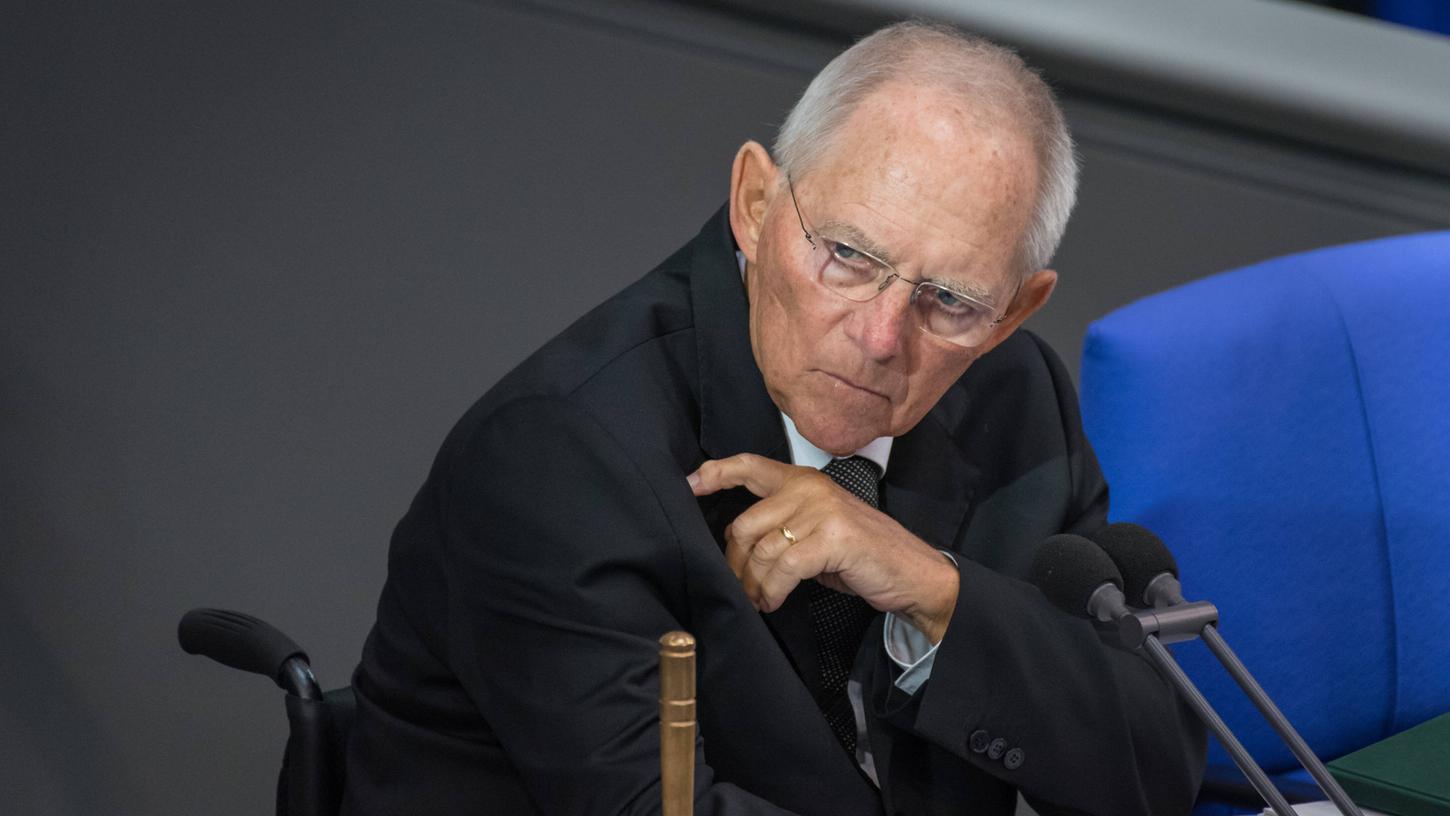 Bundestagspräsident Schäuble ermahnte die AfD, nachdem Mitglieder wiederholt die Regierungserklärung von Kanzlerin Merkel unterbrochen hatten.