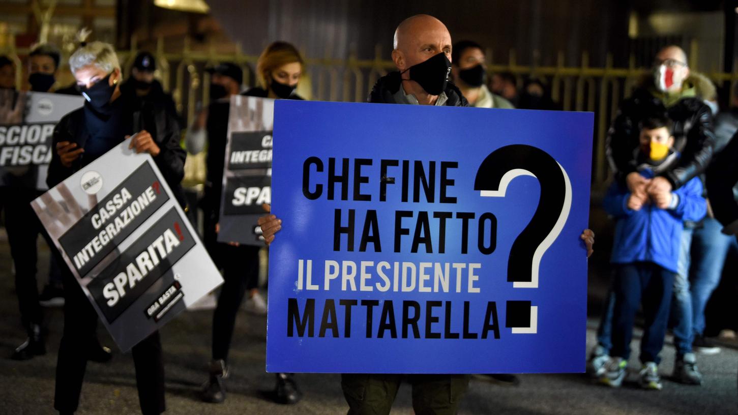 "Und wo ist jetzt Präsident Mattarella?", steht auf dem Plakat dieses Mannes bei einer Demonstration von Bar- und Restaurantbesitzern in Rom gegen die strikten Corona-Auflagen.