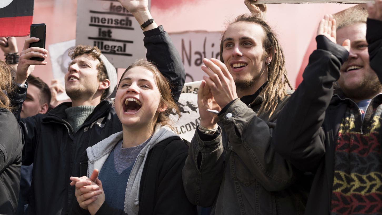 Mala Emde (Mitte) als Luisa in dem Film "Und morgen die ganze Welt". Die Studentin schließt sich in Mannheim einer Antifa-WG an, die Aktionen gegen Neonazis organisiert.