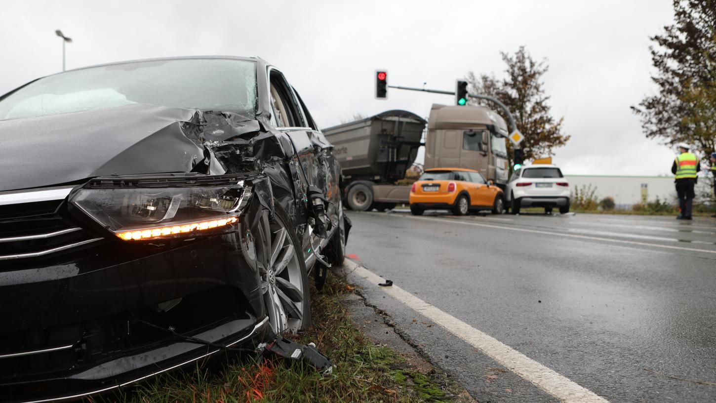 Insgesamt vier Fahrzeuge kollidierten gegen 9.30 Uhr in einem Kreuzungsbereich zwischen Oberferrieden und Postbauer-Heng, die Straße musste daraufhin gesperrt werden.