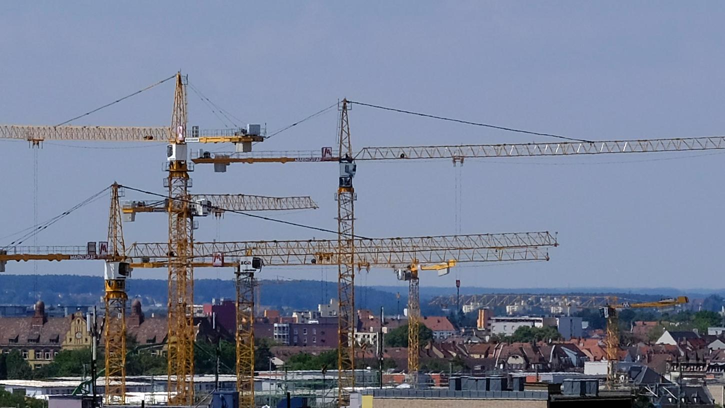 Kräne über Nürnberg: Nicht nur die Baubranche boomt. Doch das Material wird knapp - und das Personal auch.
Kräne über Nürnberg: Nicht nur die Baubranche boomt. Doch das Material wird knapp - und das Personal auch.