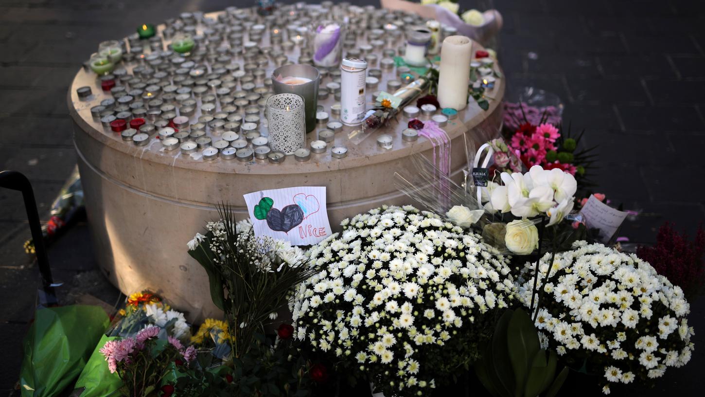 Blumen, Botschaften und Kerzen liegen vor der Kirche Notre-Dame in der südfranzösischen Küstenstadt Nizza, wo es einen tödlichen Messerangriff mit drei Toten und mehreren Verletzten gegeben hatte.