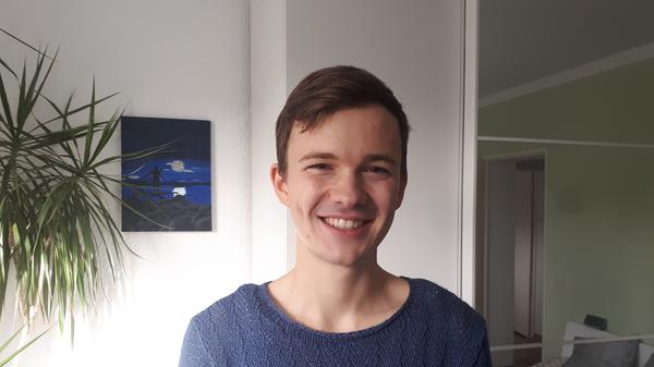 Matthias Pöllmann (20), studiert Molekulare Medizin im 5.Semester: "Auch wenn es offiziell erst im November losgeht, ist mein Studiengang eine Ausnahme. Wir sind bereits vor drei Wochen ins Wintersemester gestartet. Ich hatte also schon meine ersten Veranstaltungen in Präsenz und konnte das Hygienekonzept an der Uni testen. Mit Maske und ausreichend Sicherheitsabstand können kleine Veranstaltungen vor Ort stattfinden. Das ist auch notwendig, denn in meinem Studiengang gibt es viele Praktika, die sich nicht durch digitale Lehrinhalte ersetzen lassen. Der Großteil meiner Vorlesungen findet trotzdem nach wie vor online statt. Das hat ebenfalls Vorteile. Ich kann mir meine Zeit frei einteilen und die Vorlesungsvideos mehrmals anschauen. Es ist gut, dass die Uni keine unnötigen Risiken eingeht. Schließlich sind wir alt genug, um selbstständig von zuhause aus zu lernen. Trotzdem vermisse ich die Präsenzlehre. Mir fehlt der persönliche Austausch zwischen Studenten und Dozenten. Und das Studentenleben. Zurzeit bin ich wirklich froh, wenigstens eine tolle WG zu haben."