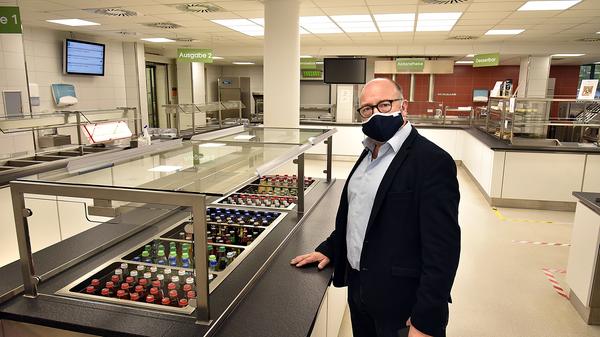 Ralph Schmidt (57), Leiter der Hochschulgastronomie des Studentenwerks: "Wir sind als Gastronomie von der Pandemie richtig betroffen. Wenn wir das Jahr hochrechnen, haben wir im Vergleich zu 2019 gerade einmal 20 bis 25 Prozent an Studierenden, die bei uns essen. Das sind erhebliche Einbußen. Ich bin seit mehr als 40 Jahren in der Gastronomie tätig und habe so etwas noch nie mitgemacht. Daher bin ich etwas ratlos, was man noch anbieten kann. Wir haben ja "to go" auch in einer Mitnahmebox im Angebot. Der Studierende muss sich nicht setzen und tut etwas für die Umwelt. Wir haben auch Sitzplätze, bei denen wir nach genauen Hygienevorgaben arbeiten, etwa mit Online-Reservierungssystemen. Es können nicht alle auf einmal kommen. Das alles hat Auswirkungen auf die Mitarbeiter, die ja auf eine gewisse Anzahl an Essen ausgerichtet sind. Hier sind wir auch gefordert, das irgendwie anzupassen, wir haben da schon Kurzarbeit. Aber unser Ziel für das Wintersemester ist und bleibt: Wir wollen den Studierenden eine Möglichkeit geben, bei uns zu essen oder Kaffee zu trinken. Für mich persönlich geht der Mensabesuch weit über das Essen hinaus, er fördert das Miteinander: Er ist wichtig für die jungen Menschen, dass sie sich treffen und austauschen, und nicht nur allein vor ihrem PC sitzen. In Corona-Zeiten ist freilich alles etwas anders."