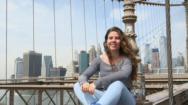 Olivia Eichel (18), studiert Buchwissenschaft und Theater & Medien im 1. Semester: "Jetzt bin ich also auch Studentin. Im Juni habe ich noch mein Abitur unter Coronabedingungen geschrieben und musste meine Reisepläne mit Freunden überdenken. Nun beginnt für mich in Erlangen ein neuer Lebensabschnitt. Für die Stadt habe ich mich entschieden, weil sie viele schnuckelige, grüne Ecken hat und die Uni einen guten Ruf besitzt. Studieren bedeutet für mich Freiheit. Ich bin jetzt mein eigener Boss, kann unabhängig von meinen Eltern Entscheidungen treffen und auf eigenen Beinen stehen. Ich freue mich auf das Studentenleben, darauf mit anderen jungen Menschen in einer WG zu leben und auf die Studieninhalte. Endlich kann ich mich mit Dingen beschäftigen, die mich interessieren und mich mit Menschen austauschen, die dieselbe Leidenschaft teilen. Die neugewonnene Freiheit ist gleichzeitig auch einen Herausforderung. Ich muss schließlich meinen Unialltag ganz allein organisieren und mich in einem neuen System zurechtfinden. Davor habe ich ein wenig Angst. Dahingegen finde ich es nicht schlimm, dass einige Inhalte online stattfinden. Ich kenne es ja nicht anders. Es macht einen flexibler und die Universität profitiert ebenfalls vom technischen Fortschritt. Trotzdem gibt es noch Präsenzveranstaltungen, in denen ich andere Studierende kennenlernen kann. Sicherlich werden wir Erstis uns auch privat mal auf ein Bier treffen und unsere neugewonnene Freiheit genießen."