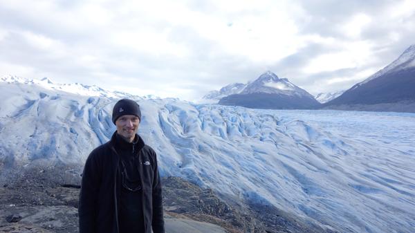 Prof. Dr. Thomas Mölg (43), Professor für Klimatologie und Leiter des Instituts für Geografie: "Für viele Studierende geht jetzt das Semester los. Wir Dozenten sind dahingegen schon seit Wochen am planen. Schließlich haben wir erneut ein besonderes Coronasemester vor uns. Im vergangenen Semester wurden wir ins kalte Wasser geworfen und mussten innerhalb kürzester Zeit alle Lehrinhalte digitalisieren. Die Erfahrungen können wir nun nutzen, um auch im Wintersemester viele Veranstaltungen digital durchführen zu können. Wir haben aber auch festgestellt, dass sich einige Lehrinhalte nicht digitalisieren lassen. Deshalb freuen wir uns, dass endlich wieder kleinere Seminare in Präsenz stattfinden können. Dafür wurde extra ein geeignetes Hygienekonzept ausgearbeitet. Auch in der Forschung hat sich in den vergangenen Monaten viel verändert. In einigen Bereichen profitieren wir vom digitalen Fortschritt. Beispielsweise kann ich seit April vom Schreibtisch aus an Kolloquien in der USA oder in London teilnehmen. Auch die Kommunikation innerhalb der Forschungsgruppe können wir online flexibler gestalten. Dann gibt es wiederum Forschungsfelder, die sich nicht digitalisieren lassen. Das sind hauptsächlich Laborarbeiten oder Geländeforschungen. Auf das kommende Semester freue ich mich vor allem, weil wieder mehr persönlicher Kontakt möglich ist. Unsere Uni soll schließlich keine Fernuni werden, sondern ein Ort der Begegnung bleiben."