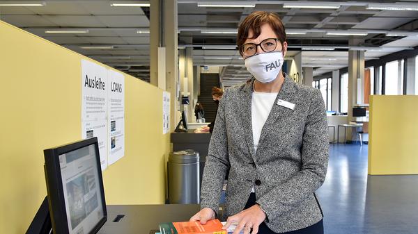 Konstanze Söllner, Leitende Bibliotheksdirektorin: "Dem kommenden Wintersemester sehe ich mit Vorfreude entgegen, aber auch zum Teil mit etwas Unruhe. Ich freue mich, dass Studierende wieder häufiger in die Unibibliothek kommen – natürlich unter Einhaltung der Hygieneregeln. Diese sind sogar ziemlich streng. Wer an den großen Standorten lernen will, muss vorher einen Platz reservieren und sich dort ein- und auschecken. Unnötige Kontakte bei der Buchausleihe haben wir minimiert: in der Hauptbibliothek holt man sein Buch nach der Bestellung direkt aus dem Regal und verbucht es an einem Automaten. Mit Bargeld wird schon seit letztem Jahr nicht mehr bezahlt, wir haben Bezahlstationen eingeführt. Ich freue mich wirklich, dass die Studierenden alles so gut annehmen. Unruhig macht mich die Entwicklung der Infektionszahlen, gerade auch mit Blick auf unsere Mitarbeiterinnen und Mitarbeiter. Ich hoffe, dass alle gut durch diese Zeit kommen. Und mit etwas Unruhe sehe ich auch die häufige Änderung der Vorgaben durch die Politik. Eine große Einrichtung wie die Unibibliothek kann man nicht laufend umsteuern. Es sind teilweise sehr komplexe logistische Prozesse, die dafür sorgen, dass das richtige Buch am richtigen Platz ist. Auch bei den elektronischen Medien sind wir unaufhörlich damit beschäftigt, Daten zu verzeichnen und einzuspielen und immer wieder zu korrigieren. Als Infrastruktureinrichtung haben wir eine große Verantwortung, dass die Universitätsangehörigen ein geordnetes Umfeld für Forschung und Lehre vorfinden. Und wir sind derzeit auch einer der wenigen Orte, wo sich Studierende an der Uni physisch begegnen können. Ich hoffe, dass diese Möglichkeit auch in den nächsten Wochen erhalten bleibt."