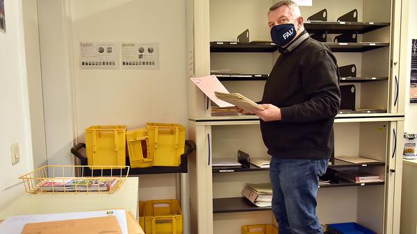 Karl-Heinz Wickert (58), Verwaltungsangestellter in der Uni-Poststelle am Schlossplatz: "Ich sehe dem neuen Semester nur positiv entgegen. Wir sind vonseiten der Universität, was den Kampf gegen die Pandemie angeht, sehr gut aufgestellt. Der Infektionsschutz ist für uns maßgeblich. Wo immer es möglich ist, sollen Mitarbeitende und Studierende zu Hause bleiben. Bei uns in der Poststelle ist das, wie etwa bei den Hausmeistern oder in der Registratur, aber nicht möglich. Wir sind einfach ein Präsenzbetrieb. Es gibt ja überall systemrelevante Bereiche und da zählen wir uns dazu. Dafür muss man einfach vor Ort sein, das geht nicht anders. Wir arbeiten für den Fall eines Falles auch immer mit einem Back-up-Team. Man kann schließlich eine Infektion nie komplett ausschließen, aber man muss sich eben so gut wie möglich schützen. Sollte es zu einem Fall kommen, hat man noch Mitarbeiter, die entsprechend weiter machen können, wenn die anderen in Quarantäne gehen. Schon in der ersten Phase der Pandemie waren wir besonders gefordert, es wird ja alles, so weit es geht, telefonisch, per E-Mail oder auf dem Postweg erledigt. Da gibt und gab es schon ein größeres Aufkommen an interner und externer Post. In einigen Abteilungen findet und fand ja aus Sicherheitsgründen gar kein Parteiverkehr statt. Das verlagert sich dann alles auf uns. Aber wir sind guter Dinge, dass wir das weiterhin schaffen. Es hat sich auch gezeigt: Bedingt durch die Ausnahmesituation ist der Zusammenhalt der Teams sogar noch größer geworden."