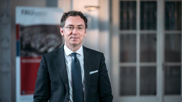 Prof. Dr. Christoph Safferling (Fachbereich Rechtswissenschaften): "Es ist das zweite von wer weiß wie vielen Corona-Semestern. Im Sommersemester haben wir die Lehre im Handumdrehen auf digital umgestellt und das – jedenfalls die meisten – mit viel Engagement. Der Charme des Neuen ist nun vorbei. Routine, auch Müdigkeit schleichen sich ein, auf beiden Seiten von Kamera und Monitor. Die Studierenden werden mit weniger Verständnis auf Nachlässigkeiten der Lehrenden im Umgang mit Digitalisierung blicken. Sie haben ein Recht auf gute, auch auf gute digitale Lehre. Für mich heißt das, immer wieder auf der Suche zu sein und offen zu bleiben für neue Formen der Wissensvermittlung, sich ausprobieren und auch mal etwas wagen. Es gibt natürlich Vieles, was ich vermisse, wie die freundlichen Gesichter, das Gespräch zwischen Tür und Angel, auch das unfreundliche Gesicht erscheint attraktiver als die vielen schwarzen Zoom-Kacheln auf meinem Monitor während der Vorlesung. Es bieten sich aber auch verblüffende Möglichkeiten in der Lehre, auf die ich ohne Corona nicht gekommen wäre."