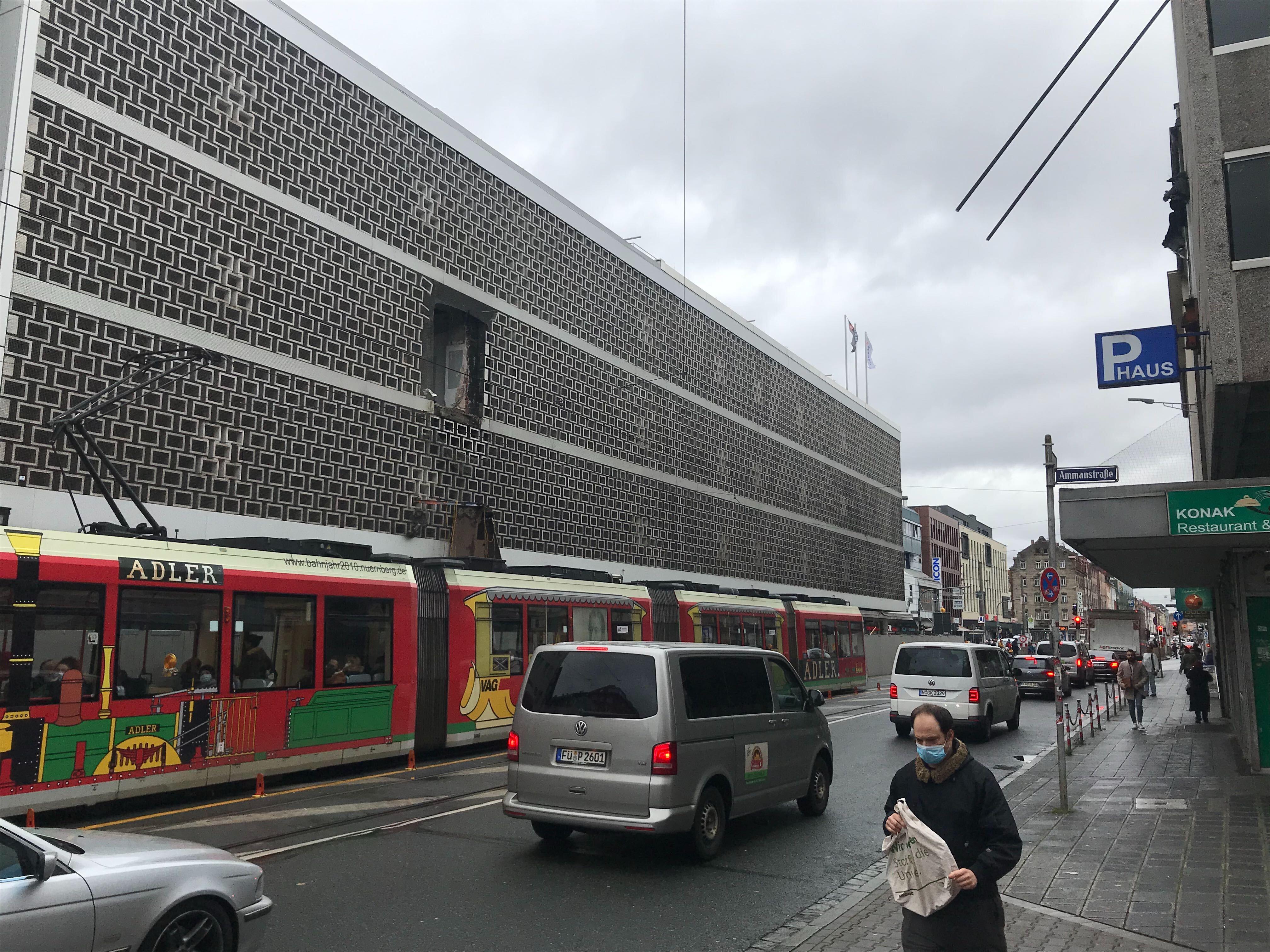 Der Kaufhof am Aufseßplatz, vielen älteren Nürnbergern noch als "Schocken" bekannt, wird abgerissen. Nach fünf Jahrzehnten fiel jetzt der markante Übergang vom Kauf- zum Parkhaus. Der Kaufhof am Aufseßplatz, vielen älteren Nürnbergern noch als "Schocken" bekannt, wird abgerissen. Nach fünf Jahrzehnten fiel jetzt der markante Übergang vom Kauf- zum Parkhaus.