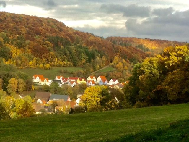 NN-Leserin Irene Renner hat das idyllische Dorfhaus mit romantischer Herbstfärbung eingefangen.