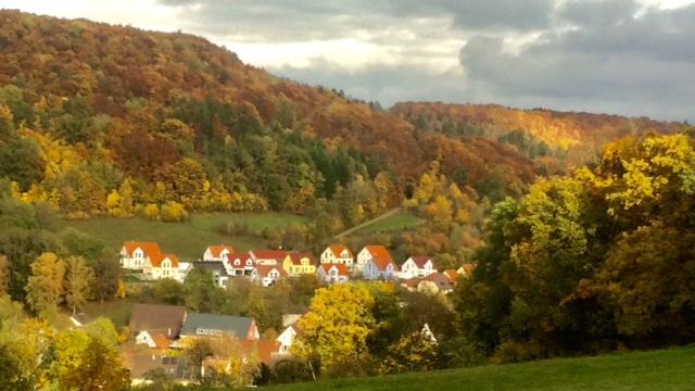 NN-Leserin Irene Renner hat das idyllische Dorfhaus mit romantischer Herbstfärbung eingefangen.