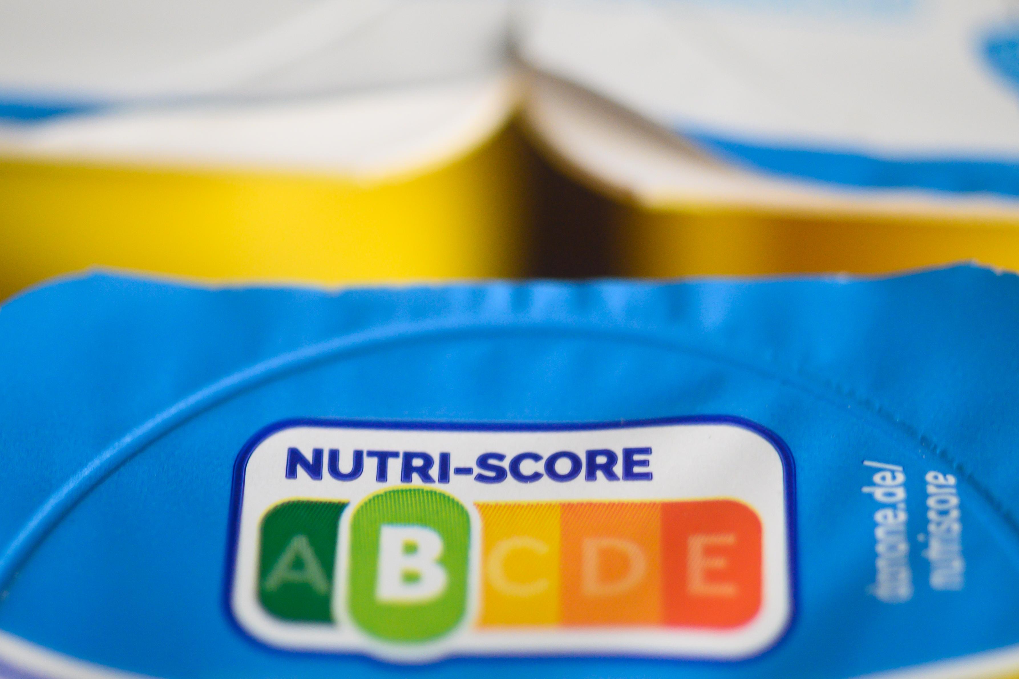  Damit "Dickmacher" und gesunde Lebensmittel im Supermarkt leichter zu erkennen sind, startet im November das neue Logo "Nutri-Score" auf breiter Front. Neben Zucker, Fett und Salz fließen auch empfehlenswerte Bestandteile wie Ballaststoffe und Proteine in eine Gesamtbewertung ein, die dann auf der Vorderseite der Packung in einer fünfstufigen Ampel-Skala dargestellt wird: von "A" auf dunkelgrünem Feld für die günstigste Bilanz über ein gelbes "C" bis hin zum roten "E" für die ungünstigste.