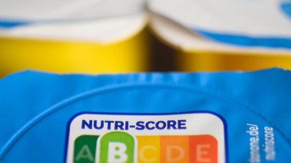 Damit "Dickmacher" und gesunde Lebensmittel im Supermarkt leichter zu erkennen sind, startet im November das neue Logo "Nutri-Score" auf breiter Front. Neben Zucker, Fett und Salz fließen auch empfehlenswerte Bestandteile wie Ballaststoffe und Proteine in eine Gesamtbewertung ein, die dann auf der Vorderseite der Packung in einer fünfstufigen Ampel-Skala dargestellt wird: von "A" auf dunkelgrünem Feld für die günstigste Bilanz über ein gelbes "C" bis hin zum roten "E" für die ungünstigste.