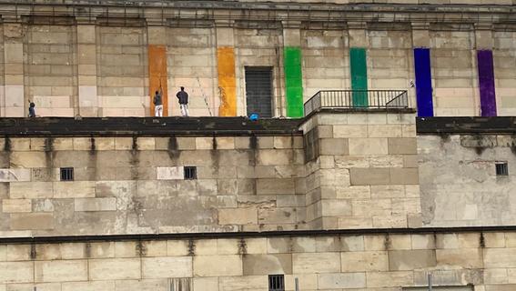 Nürnberger Steintribüne: Stadt ließ Regenbogenfarben wieder entfernen