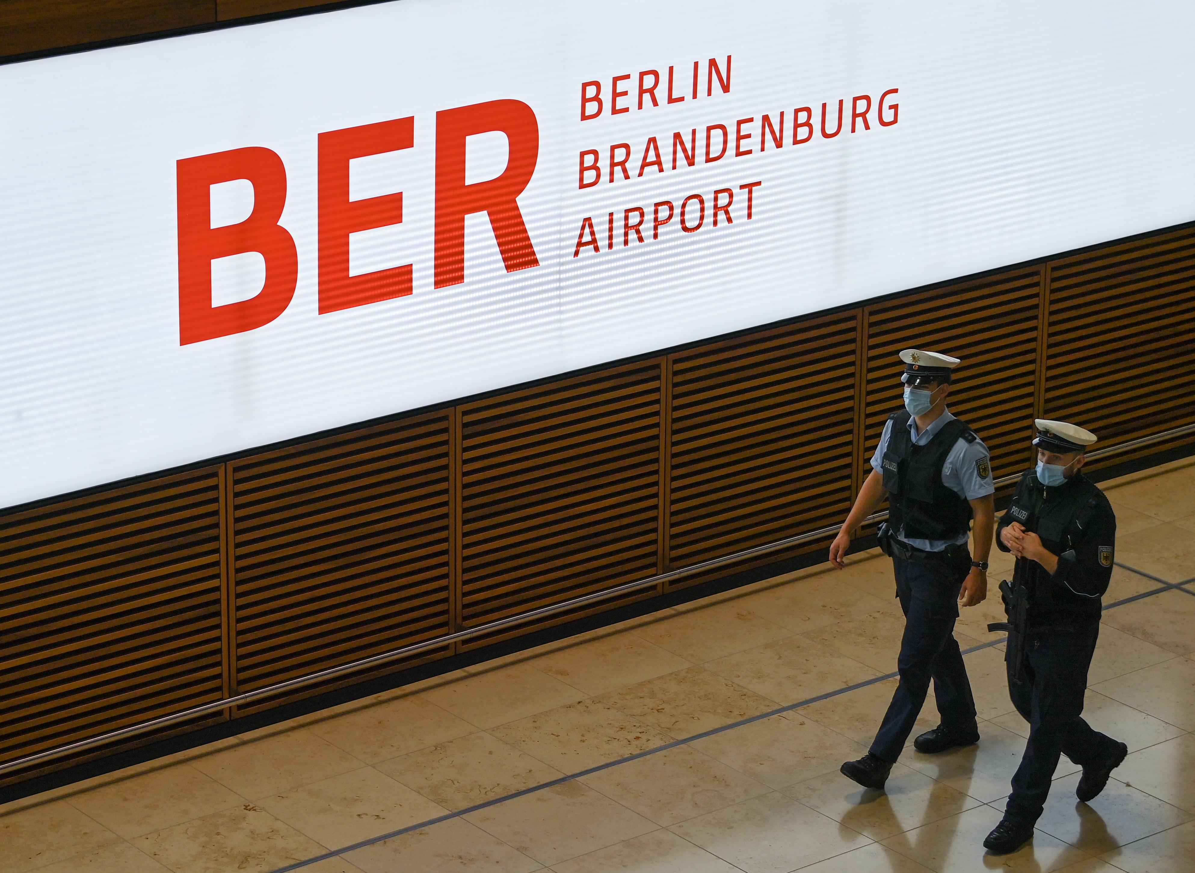 Nach neun Jahren Verspätung und sechs geplatzten Terminen ist es am 31. Oktober endlich so weit: Der Flughafen Berlin Brandenburg "Willy Brandt" wird eröffnet. Deutschlands drittgrößter Flughafen ist mit mindestens sechs Milliarden Euro dreimal so teuer geworden wie geplant. Ob er seine Kosten wieder einspielt, wird sich ab November zeigen.