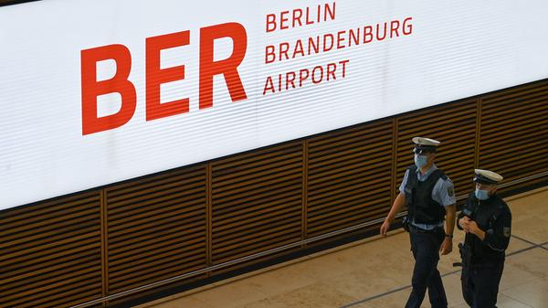 Nach neun Jahren Verspätung und sechs geplatzten Terminen ist es am 31. Oktober endlich so weit: Der Flughafen Berlin Brandenburg "Willy Brandt" wird eröffnet. Deutschlands drittgrößter Flughafen ist mit mindestens sechs Milliarden Euro dreimal so teuer geworden wie geplant. Ob er seine Kosten wieder einspielt, wird sich ab November zeigen.