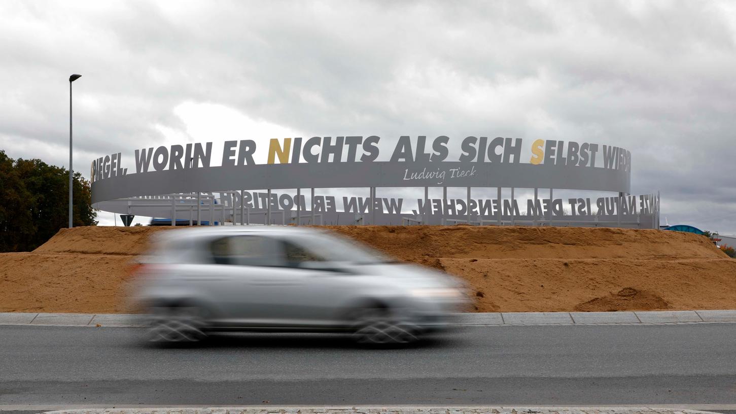 "Die ganze Natur ist dem Menschen, wenn er poetisch gestimmt ist, nur ein Spiegel, worin er nichts als sich selbst wiederfindet." Ein Zitat des Frühromantikers Ludwig Tieck schmückt den Kersbacher Kreisverkehr. Ihre Begrünung soll die Verkehrsinsel im Laufe der nächsten zwei Wochen erhalten. 