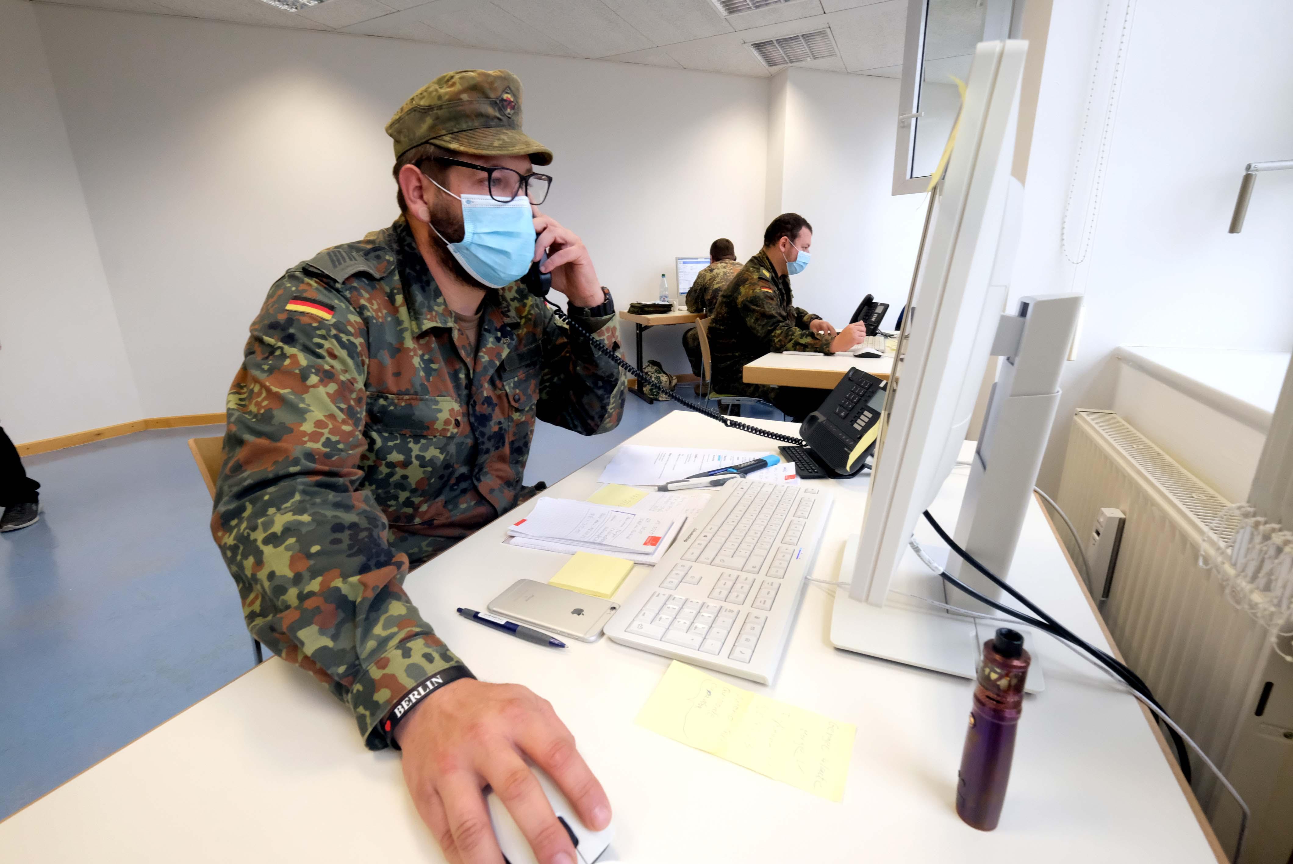 Stadtspitze besucht Soldaten und andere Corona-Kontaktermittler, 