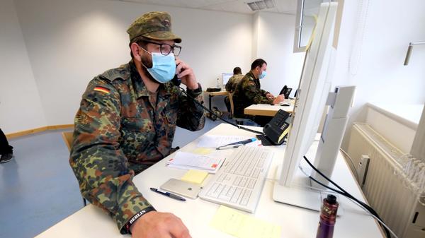 Stadtspitze besucht Soldaten und andere Corona-Kontaktermittler,