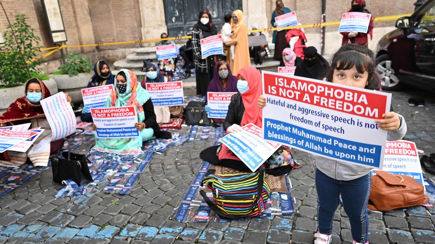 Muslime bei einer Demonstration gegen Islamophobie in Rom. Muslime bei einer Demonstration gegen Islamophobie in Rom.