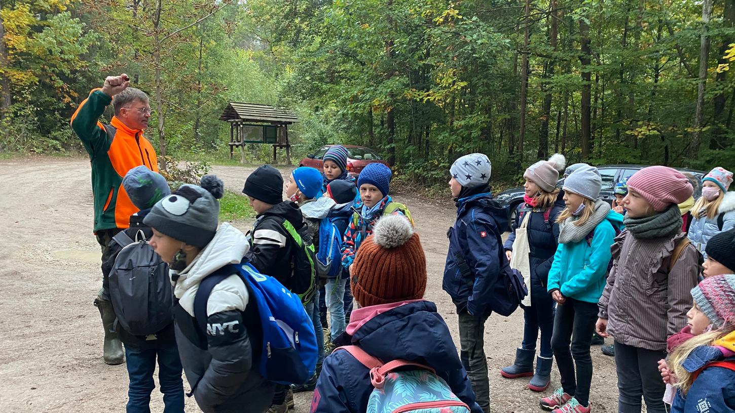 Als Teil des Heimat- und Sachunterrichts ging es für die Klasse 3b der Heroldsbacher Grundschule in den Wald bei Oesdorf.