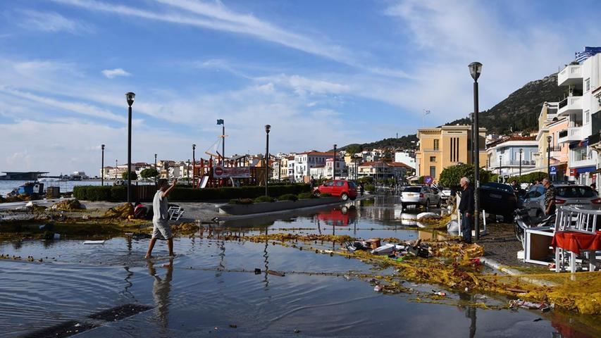 Meerwasser ist nach einem Erdbeben über die Ufer getreten und überschwemmt eine Straße am Hafen von Vathy auf der Insel Samos.