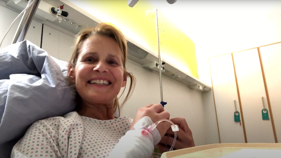 Grüße vom Krankenbett: Katrin Müller-Hohenstein konnte nicht aus der Tafelhalle moderieren. Grüße vom Krankenbett: Katrin Müller-Hohenstein konnte nicht aus der Tafelhalle moderieren.