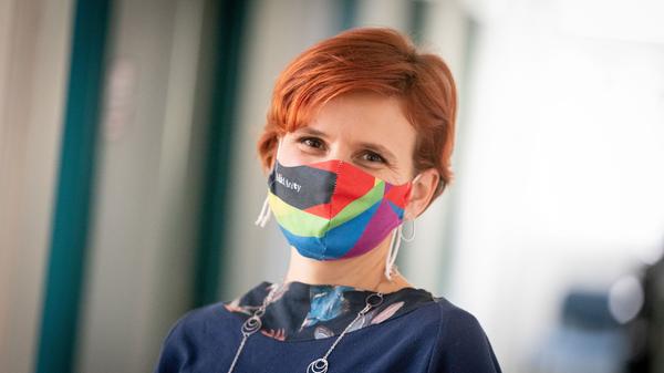 Linken-Chefin Katja Kipping schrieb, die Wahl von Joe Biden sei zwar eine gute, wenn auch keine beruhigende Nachricht. Mit Blick auf das überraschend gute Ergebnis des unterlegenen Amtsinhabers Donald Trump schrieb sie:"Knapp die Hälfte der Stimmen bekam ein großmäuliger Lügner, der täglich seine Verachtung für Demokratie, Frauen und alle, die ihm zu widersprechen wagten, gezeigt hat. Donald Trumps Aufruf, das Auszählen der Stimmen zu stoppen, offenbart seine Missachtung gegenüber der Demokratie."