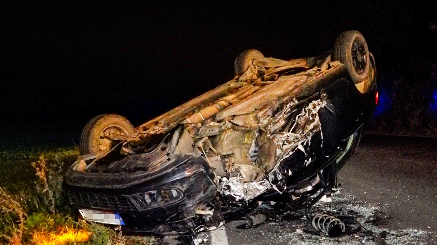 Bei einem Unfall am Freitagabend im Landkreis Würzburg hat sich ein Auto überschlagen und blieb völlig zerstört auf dem Dach liegen. 
