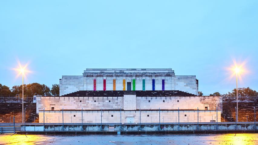 Und der Sieger heißt: Nein, nicht Nürnberg wird europäische Kulturhauptstadt 2025, sondern Chemnitz. Schade, dabei hatte eine anonyme Künstlertruppe pünktlich zum Tag der Entscheidung mit dieser originellen Aktion an der Zeppelintribüne für Aufmerksamkeit gesorgt. Regenbogenfarben auf Nazi-Architektur - keine dumme Idee.