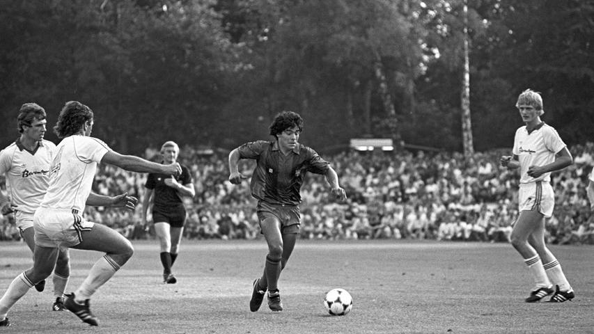 Und zum Schluss noch einmal eine Legende: Diego Maradona hat seinen 60. Geburtstag gefeiert - herzlichen Glückwunsch! Dieses Foto zeigt den argentinischen Fußballer und Weltmeister von 1986 im Jahr 1982 bei einem Testspiel mit seinem damaligen Club FC Barcelona. Und zwar in, tatsächlich: Meppen. Das Spiel endete übrigens 5:0 für die Mannschaft aus Katalonien.