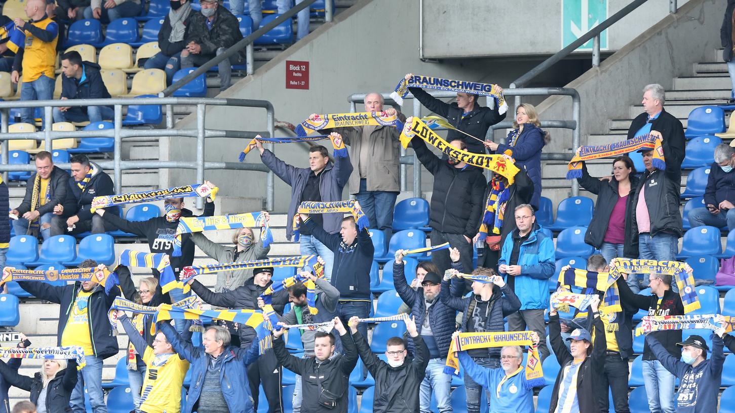 Zwischen den Fans mussten viele Plätze leerbleiben, das war eine der Auflagen der Behörden für das Club-Spiel mit Anhängern in Braunschweig.

 
