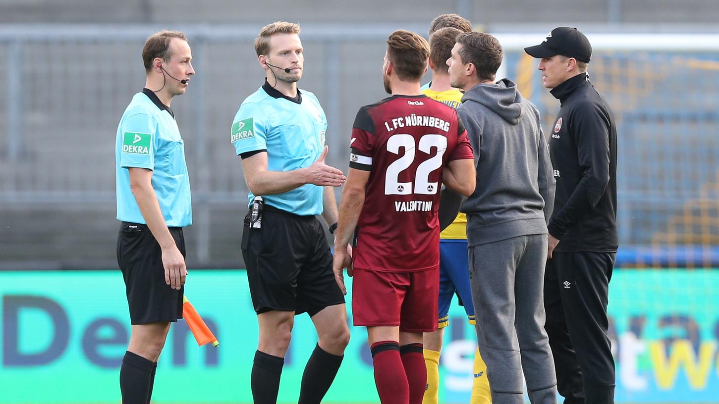 Diskussionsbedarf: Der 1. FC Nürnberg war unzufrieden mit Schiedsrichter Sven Waschitzki (Zweiter von links).
