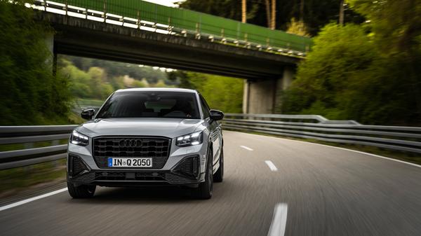 Die Berechnung der Kfz-Steuer ändert sich ebenfalls 2021. Eine etwas größere Rolle als bisher wird dabei künftig der CO2-Ausstoß spielen. Die Bundesregierung will damit den Absatz schwerer Modelle erschweren, den sparsamerer Modelle fördern. Umweltschützer zweifeln allerdings daran, dass der Effekt besonders groß ausfallen wird.