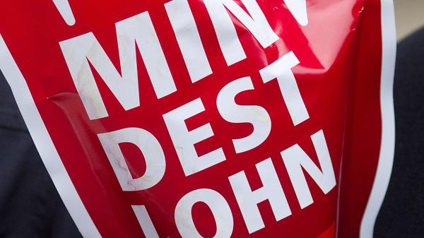 Der gesetzliche Mindestlohn steigt zum 1. Januar 2021 auf 9,50 Euro die Stunden und zum 1. Juli 2021 noch einmal auf 9,60 Euro.