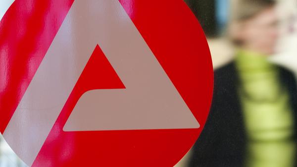 Wer auf staatliche Leistungen wie Arbeitslosengeld II ("Hartz IV"), Sozialhilfe oder Grundsicherung angewiesen ist, bekommt ab Januar 2021 mehr Geld. Alleinstehende erhalten dann beispielsweise 446 Euro im Monat. Das sind 14 Euro mehr als bisher.