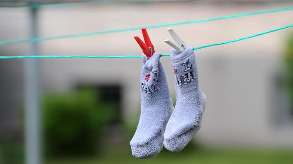 Die zweite Stufe der Kindergelderhöhung tritt am 1. Januar 2021 in Kraft. Für das erste und zweite Kind gibt es künftig jeweils 219 Euro im Monat, für das dritte Kind 225 Euro und für jedes weitere Kind 250 Euro. Bereits zum 1. Juli 2019 waren die Sätze erhöht worden.