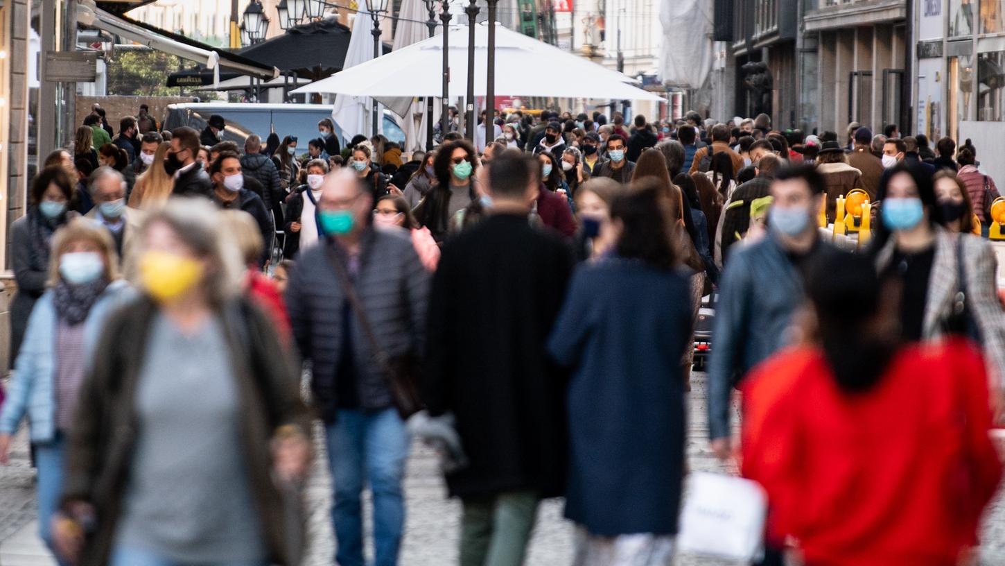 Zahlreiche Menschen waren am Samstag mit Mund- und Nasenbedeckung in der Münchener Innenstadt unterwegs.