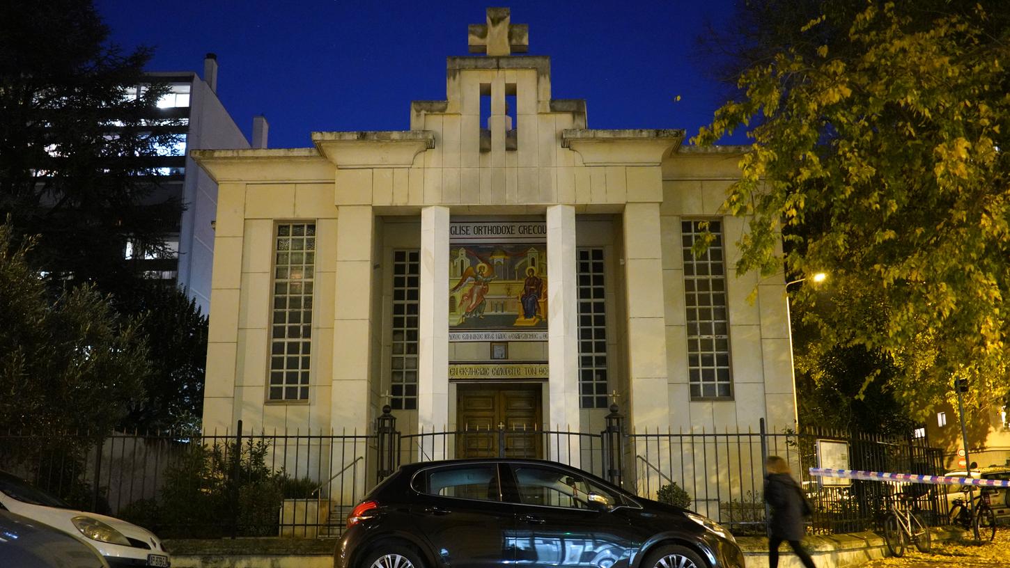 Vor dieser Kirche in Lyon soll der griechisch-orthodoxe Priester angeschossen worden sein.