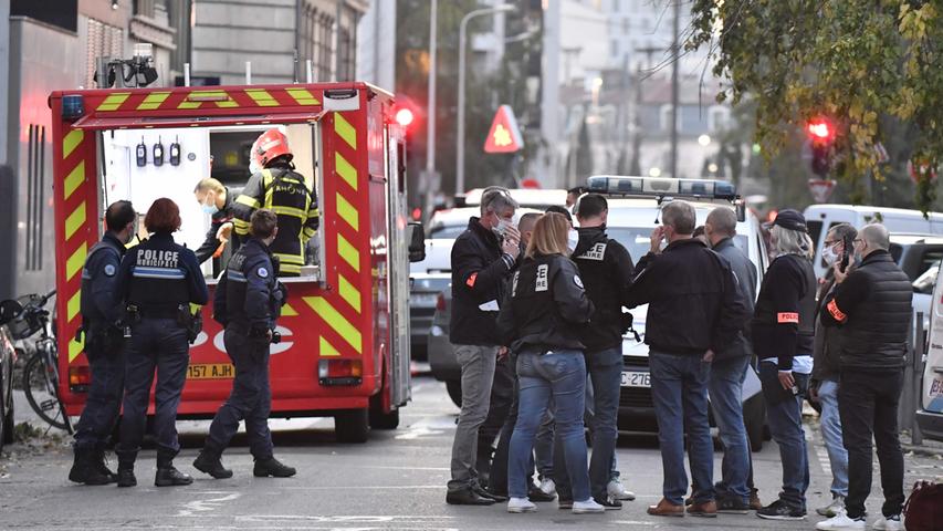 Der Vorfall ereignete sich nur wenige Tage nach dem tödlichen Messerstich in Nizza, bei dem ein 21-jähriger mutmaßlicher Terrorist aus Tunesien in einer Kirche drei Menschen mit einem Messer tödlich angegriffen hat. 