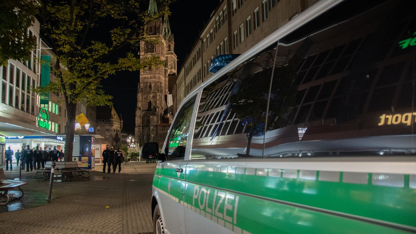 Bereits am Wochenende kontrollierte die Polizei die Einhaltung der Infektionsschutzbestimmungen in der Nürnberger Innenstadt.