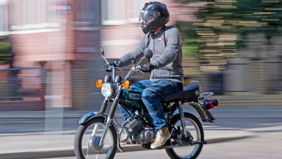 Wiederholungstäter vor Gericht: Junger Mann ist mit Moped in Berg unterwegs - und ohne Führerschein
