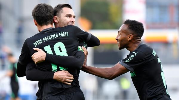 Der erste Saisonsieg war auch gleich der Auftakt in eine Super-Serie: Mit 3:1 gewinnt die Spielvereinigung bei Holstein Kiel, hier jubeln Marco Meyerhöfer, Branimir Hrgota und Julian Green (von links). Es war der erste von fünf Dreiern in Folge.