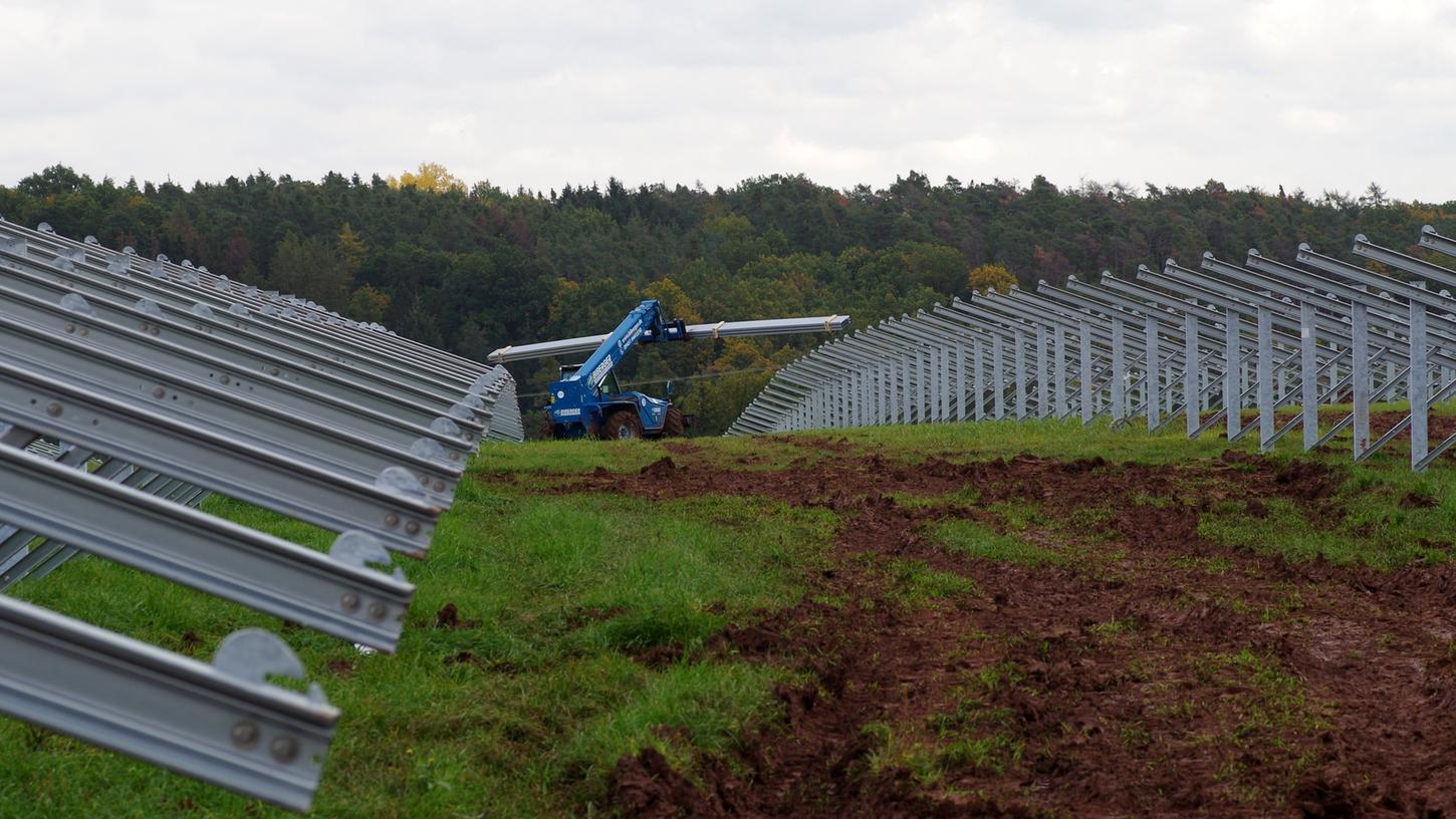 Zwischen dem Wilhermsdorfer Ortsteil Unterulsenbach und Markt Erlbach entsteht gerade eine sehr große PV-Freiflächenanlage. Daran können sich die Bürger beteiligen. Zwischen dem Wilhermsdorfer Ortsteil Unterulsenbach und Markt Erlbach entsteht gerade eine sehr große PV-Freiflächenanlage. Daran können sich die Bürger beteiligen.