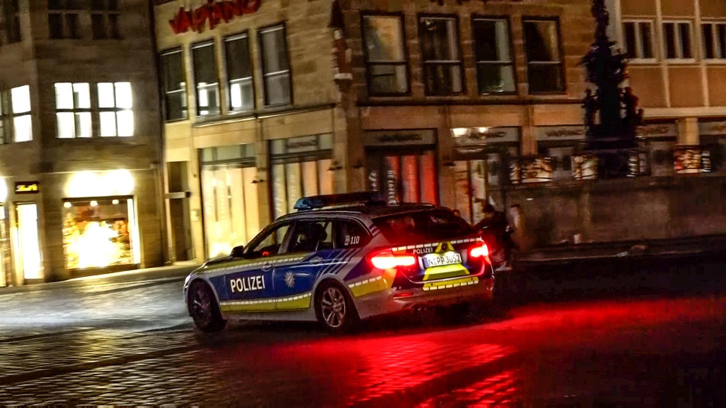 In Nürnbergs Innenstadt fährt die Polizei regelmäßig Streife, um die Corona-Regeln zu kontrollieren.