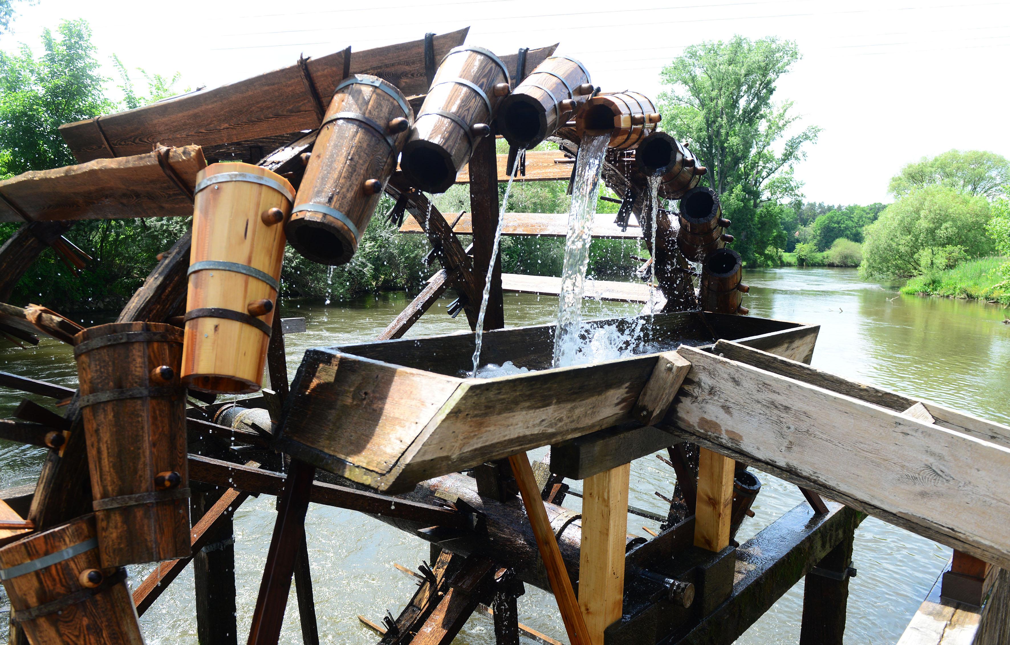 Das historische Wasserad im Wiesengrund bei Stadeln. Alljährlich wird es aus Anlass des Wasserradfests aufgebaut.